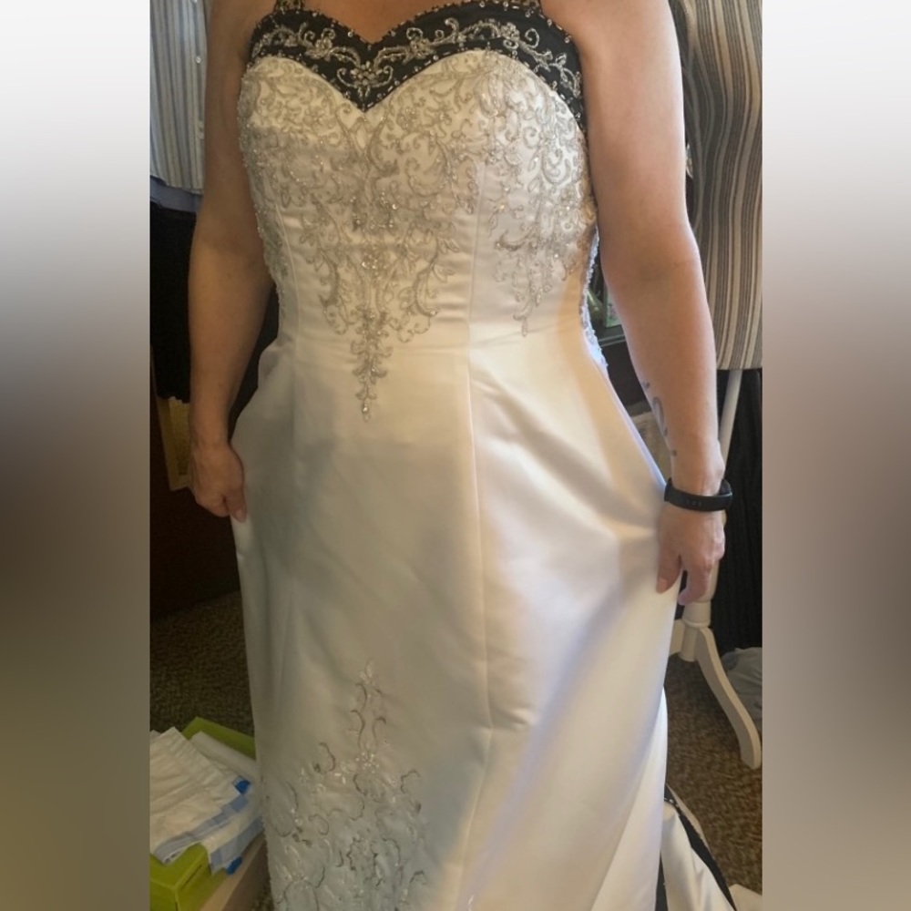 Gorgeous wedding dress, beautiful lace ( thinkcorset)upbackcanshowmore pictures. - Picture 1 of 1